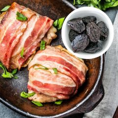 Csirkemell baconbe göngyölve, aszalt szilvával